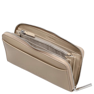Calvin Klein Embossed Logo - Wallet L 12cc 19.2 cm RFID (Color: crockery)